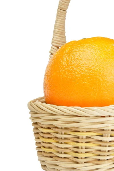 Апельсин у кошику — стокове фото