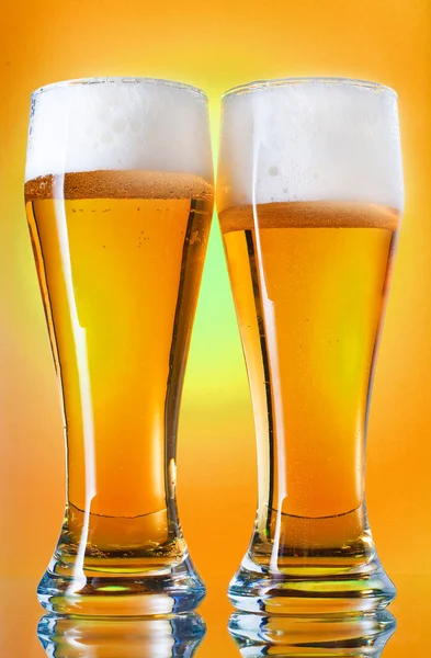 Dois copos de cerveja de trigo frio — Fotografia de Stock