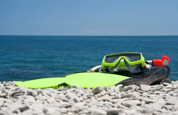 Snorekl utrustning på stranden havet — Stockfoto
