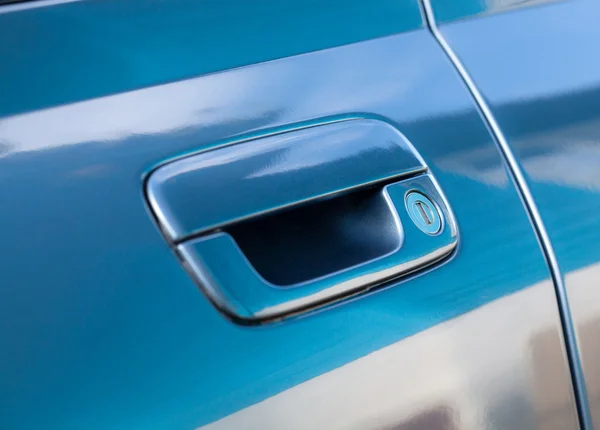 Handle of blue car door — Stock Photo, Image