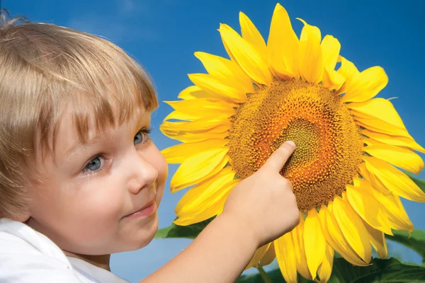 美丽的小小的女孩和向日葵 — 图库照片