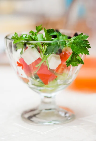 Ensalada fresca en un tazón de ensalada de vidrio . — Foto de Stock