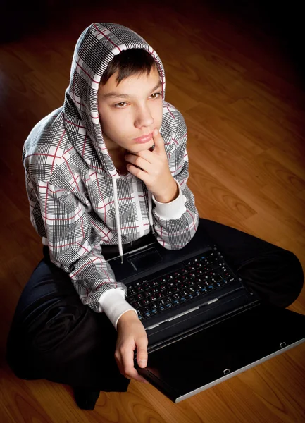 Atractivo adolescente chico sentado — Foto de Stock
