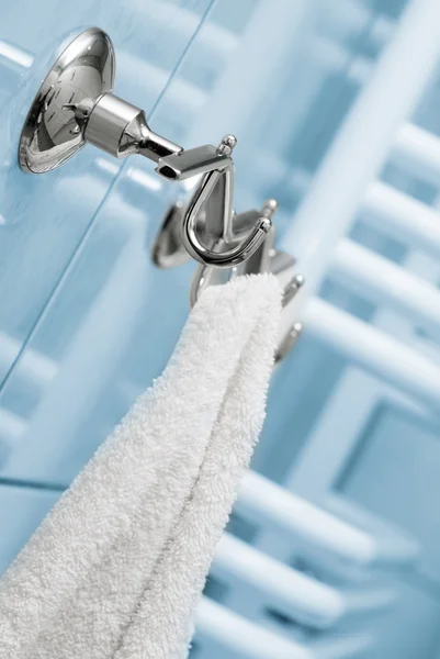 Das Handtuch hängt an einem Kleiderbügel im Badezimmer — Stockfoto