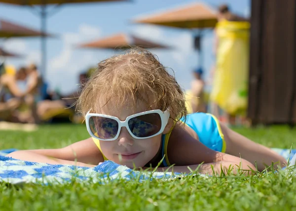 A little girl is lying on the grass — Stock Photo, Image