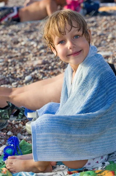 浜辺タオルを持つ少女 — ストック写真