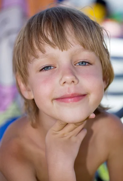 Close-up portret van schattig kind meisje camera kijken — Stockfoto