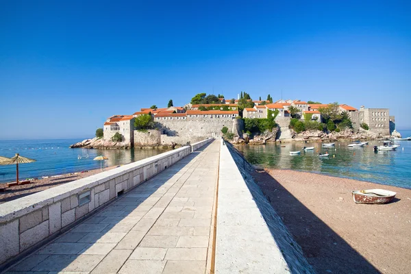 Weg op het eiland sveti stefan. Montenegro — Stockfoto