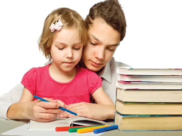 Jongen en meisje die een boek lezen — Stockfoto