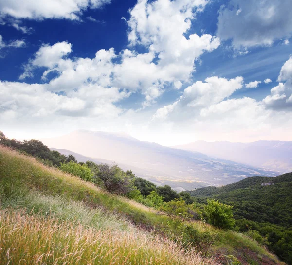 美しい山の風景と曇り空 — ストック写真