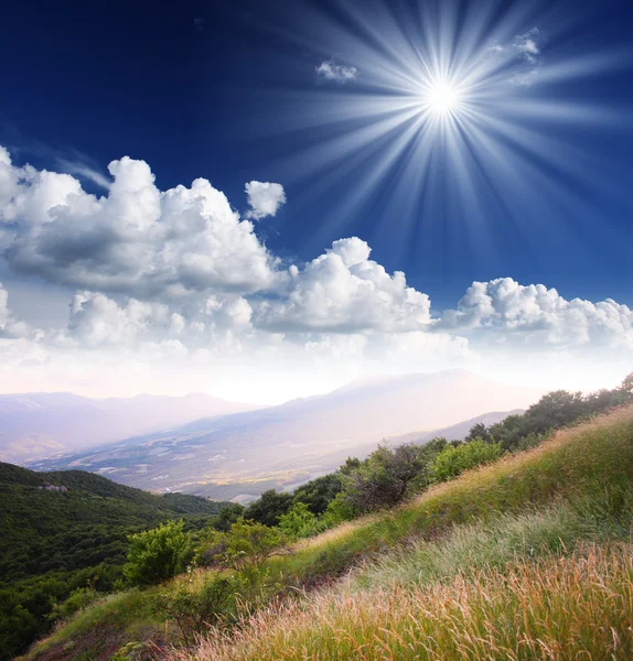 Schöne Berglandschaft Und Bewölkter Himmel — Stockfoto