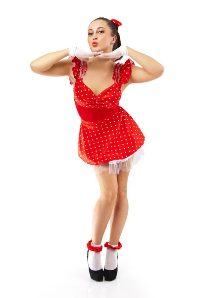 Kırmızı elbiseli bir genç kadın pozlar. — Stok fotoğraf