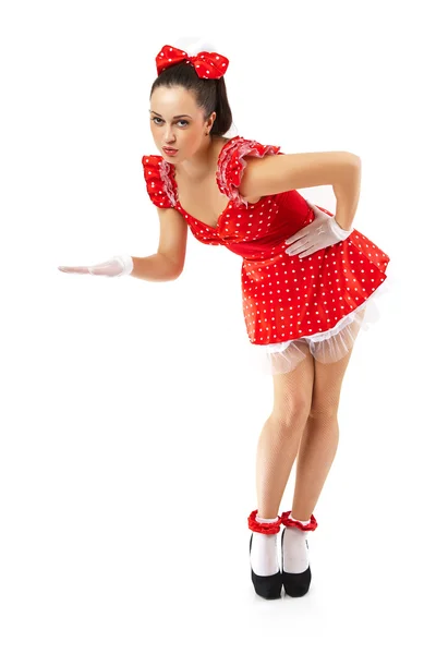 Kırmızı elbiseli bir genç kadın pozlar. — Stok fotoğraf