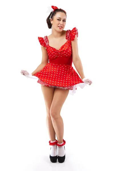 Den unga kvinnan innebär i en röd klänning. — Stockfoto