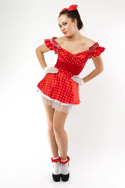 Den unga kvinnan innebär i en röd klänning. — Stockfoto