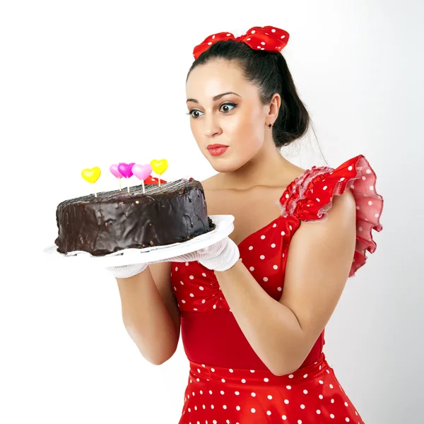 Молодая красивая женщина с тортом . — стоковое фото