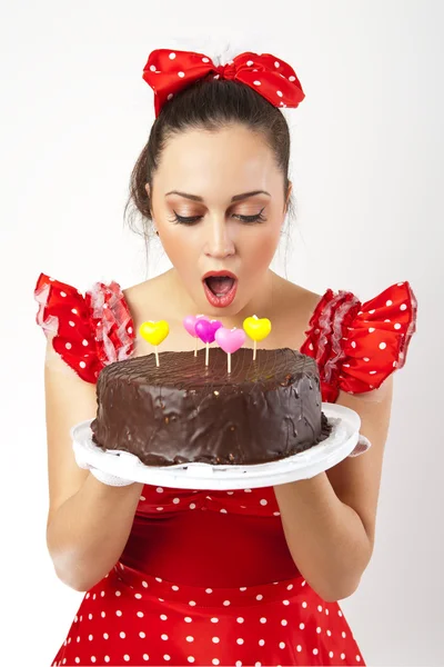 Ung vacker kvinna med en tårta. — Stockfoto