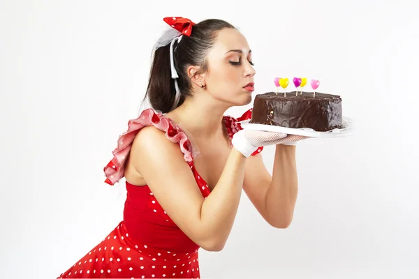 Ung vacker kvinna med en tårta. — Stockfoto