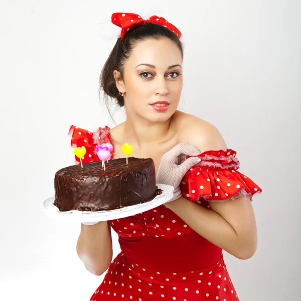 Jonge mooie vrouw met een taart. — Stockfoto