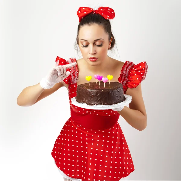 年轻漂亮的女人和一个蛋糕. — 图库照片