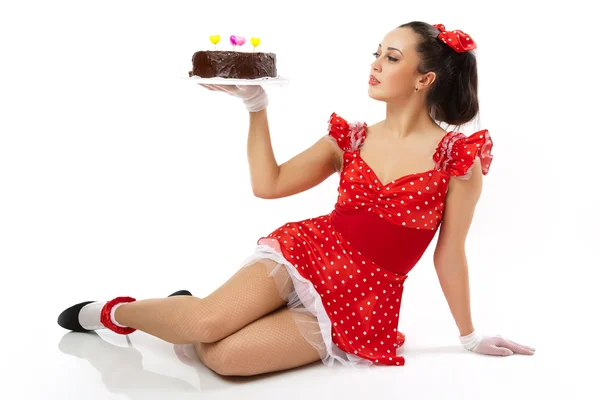 Jonge mooie vrouw met een taart. — Stockfoto