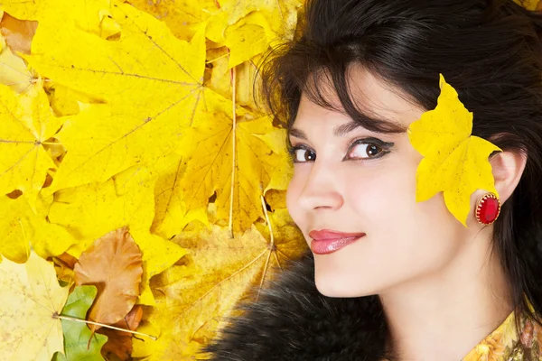 Chica acostada en hojas de otoño . —  Fotos de Stock