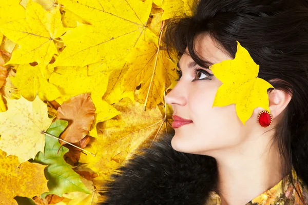Girl lying on autumn leaves. — Stock Photo, Image