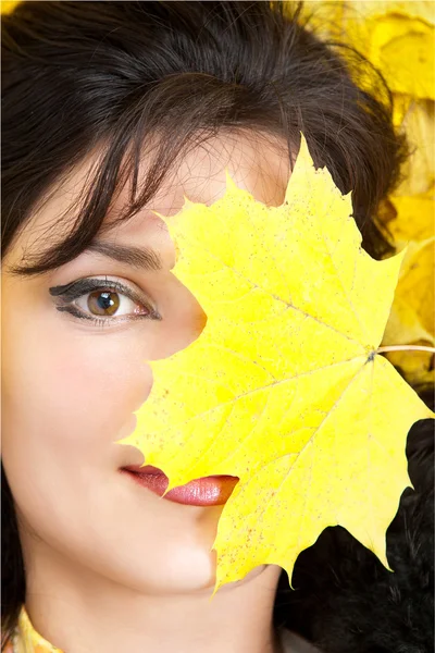 Ragazza sdraiata sulle foglie d'autunno . — Foto Stock