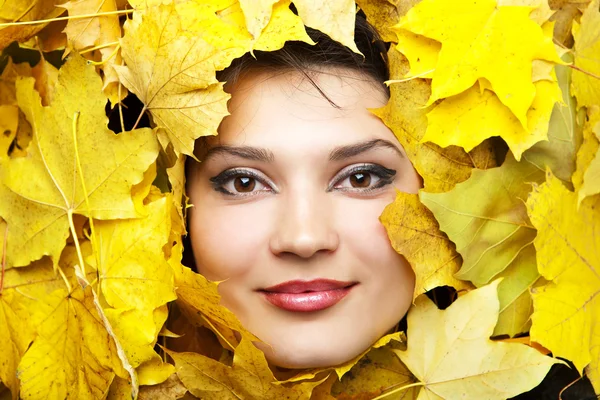 Осенний портрет молодых женщин . — стоковое фото
