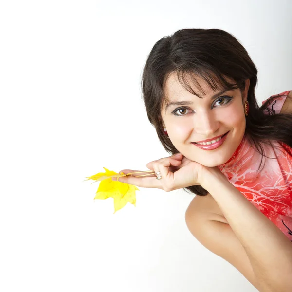 Die junge Frau mit dem Herbstblatt. — Stockfoto