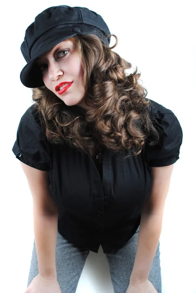 Retrato Una Hermosa Chica Gorra Negra Posando Sobre Blanco — Foto de Stock