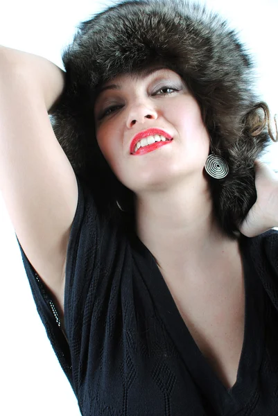 Retrato de una hermosa dama en gorra de piel negra — Foto de Stock