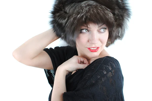 Portrait d'une belle dame en bonnet de fourrure noire — Photo
