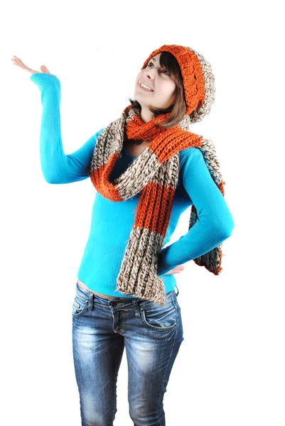 帽子と白い背景に対して隔離されるスカーフを着て幸せな美しい女の子 — ストック写真