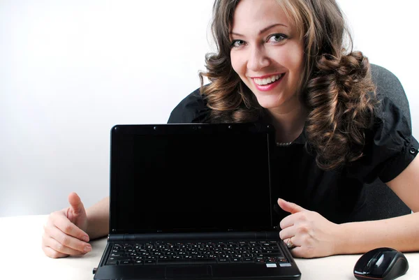 Business woman showing blank laptop — Stock Photo, Image