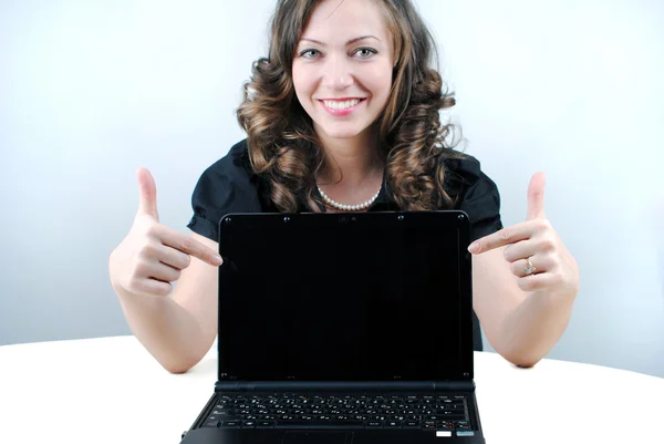 Business woman showing blank laptop — Stock Photo, Image
