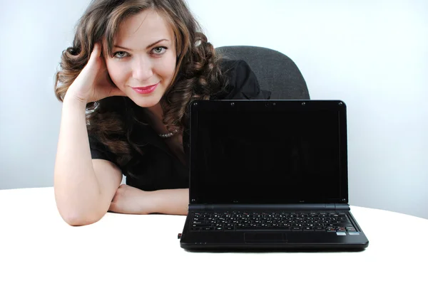 Femme d'affaires montrant ordinateur portable vierge — Photo