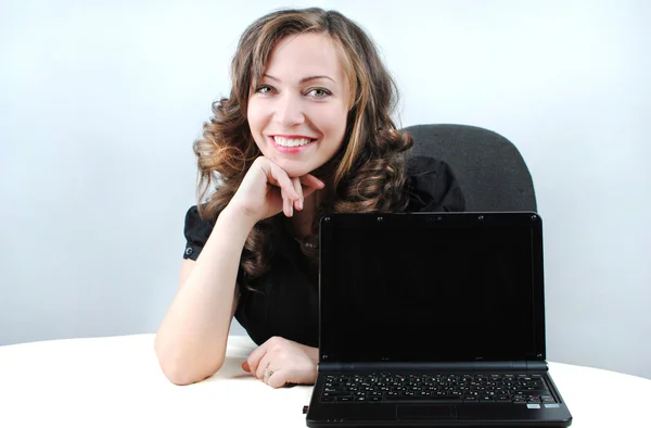 Zakelijke vrouw weergegeven: lege laptop — Stockfoto