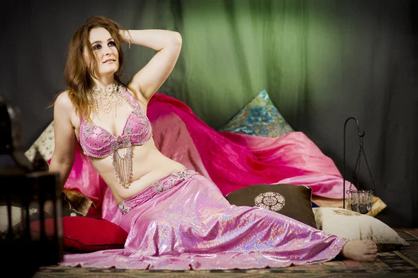 여자는 분홍색 드레스와 베일으로 바닥에 — 스톡 사진