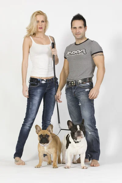 Jovem Homem Sexy Uma Mulher Com Dois Bulldogs Franceses Engraçados — Fotografia de Stock