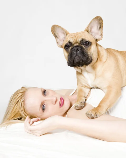 Mooie jonge vrouw met haar hond — Stockfoto