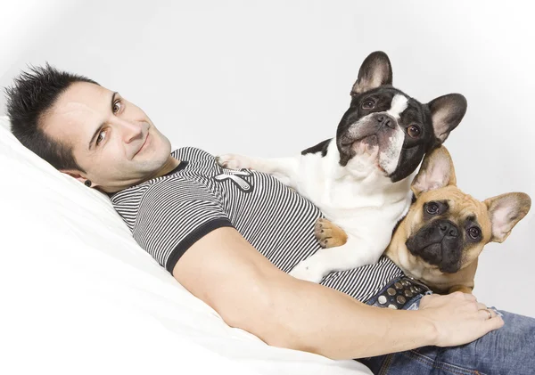 Joven Guapo Con Pequeño Bulldog Francés — Foto de Stock