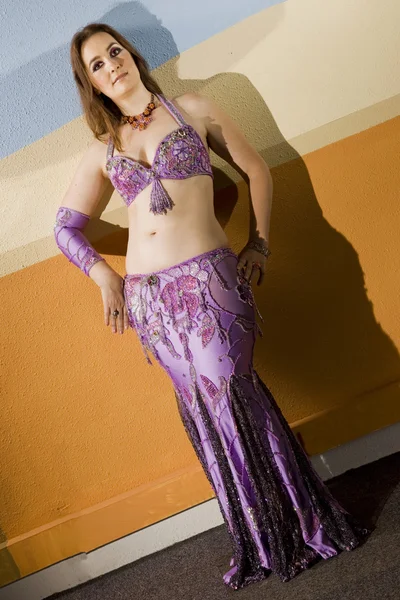 Estilo Oriental Joven Hermosa Mujer Con Vestido Violeta —  Fotos de Stock