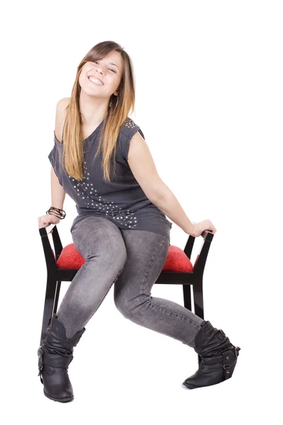 赤い椅子上の若い美しい女性 — ストック写真