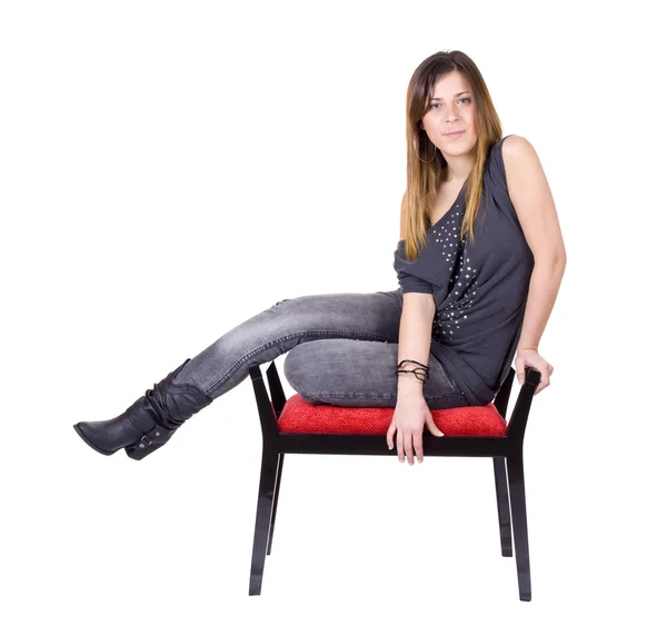 Eine Junge Schöne Frau Auf Einem Roten Stuhl — Stockfoto
