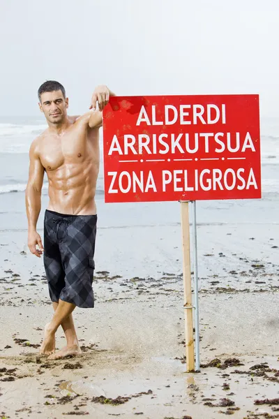 Sexy Caucasico Forma Uomo Posa Una Spiaggia — Foto Stock