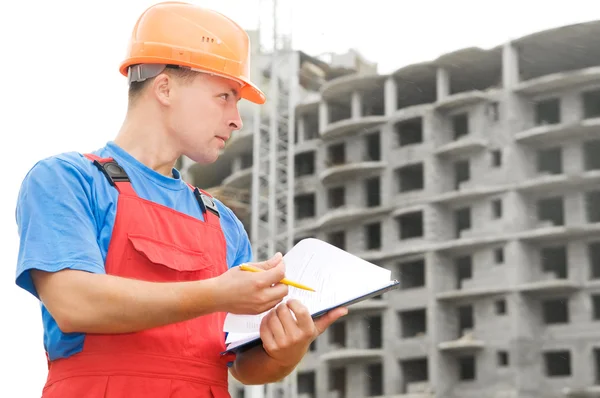 Builder inspektör på konstruktion area — Stockfoto