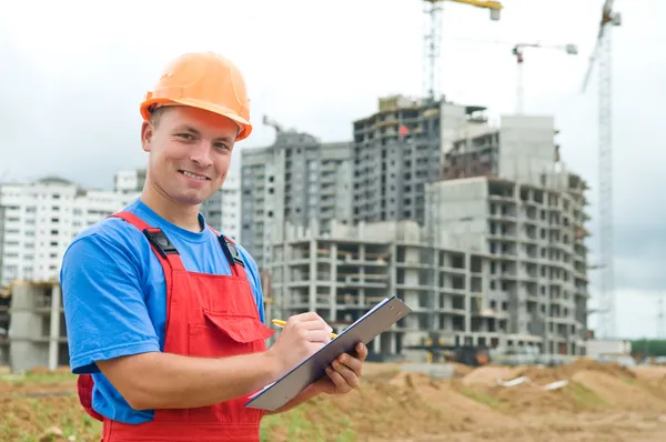 Uśmiechający się inspektor konstruktora na placu budowy — Zdjęcie stockowe