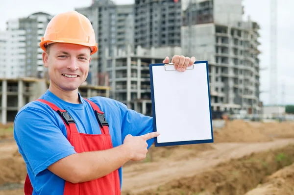 Construtor sorridente com área de transferência — Fotografia de Stock