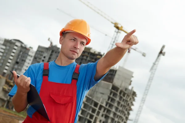 Builder arbetare med Urklipp — Stockfoto